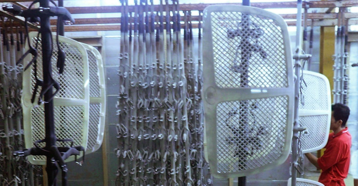 Cherng Yi Hsing (Penyedia Perkhidmatan Penyaduran Elektronik) meletakkan bahagian bersalut pada rak sebelum penyaduran plastik bermula.